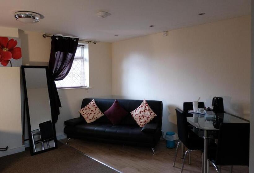 استودیوی استاندارد, The Lawns