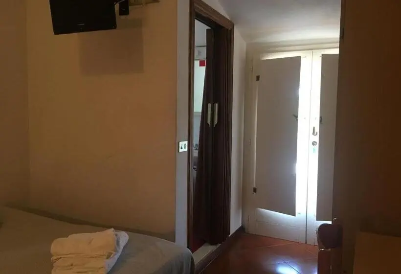 اتاق اکونومی, Villa Pina