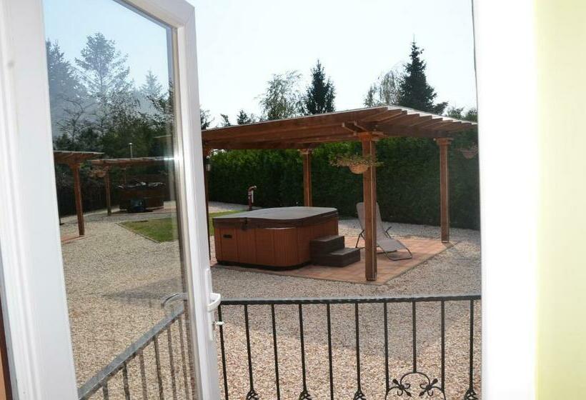 Номер Стандарт с Балконом, Garden Vendégház Makó