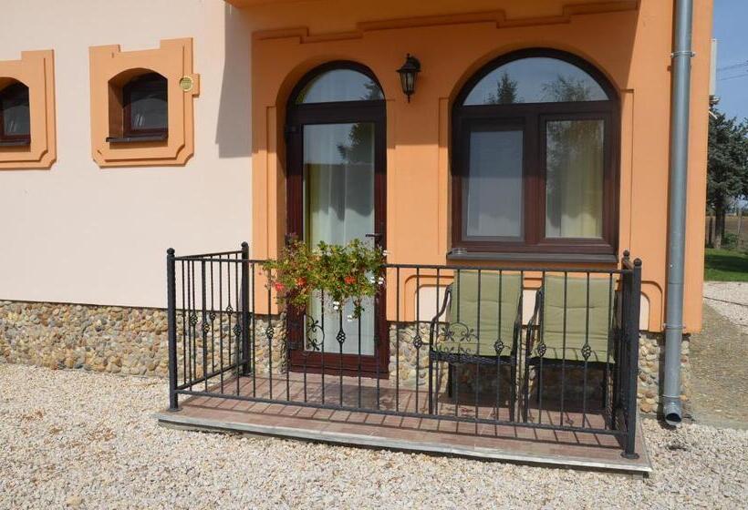 Номер Стандарт с Балконом, Garden Vendégház Makó