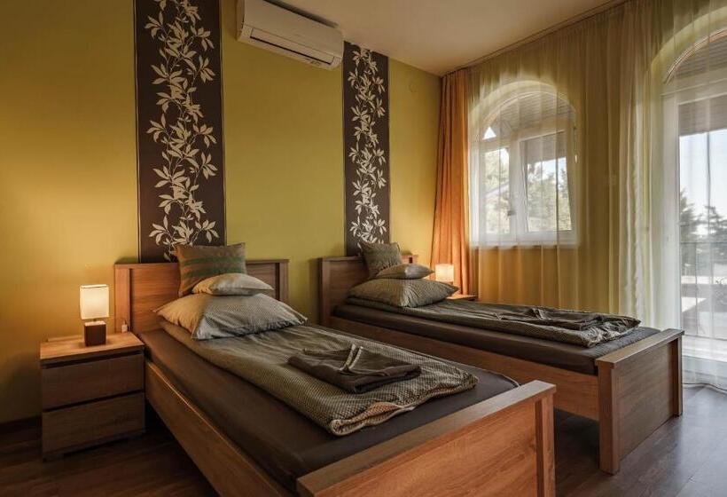 Номер Стандарт с Террасой, Garden Vendégház Makó