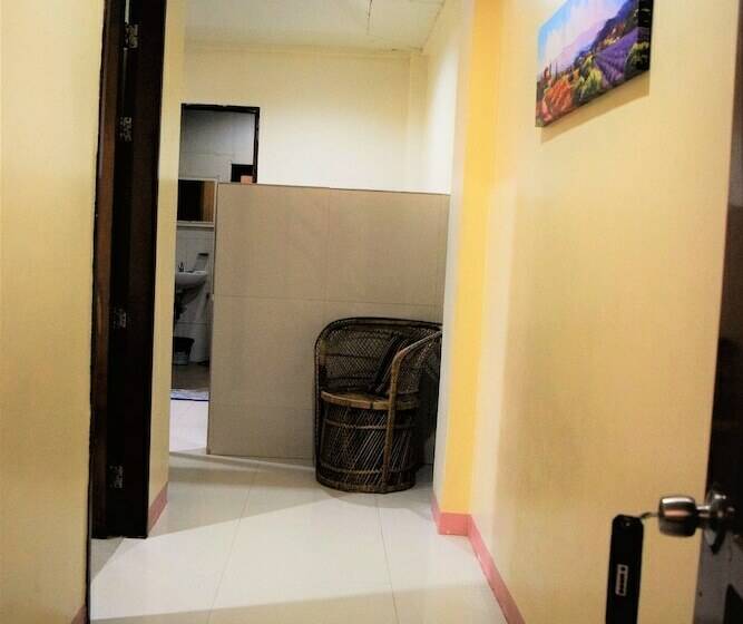 חדר משפחתי, Aleston Secret