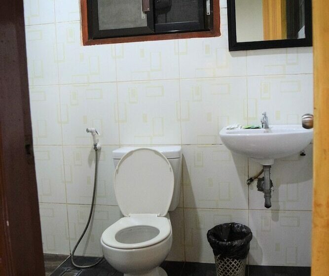 חדר משפחתי, Aleston Secret