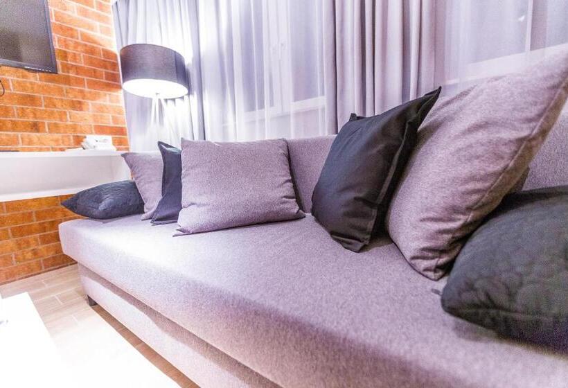 סטודיו דלוקס, Falcon