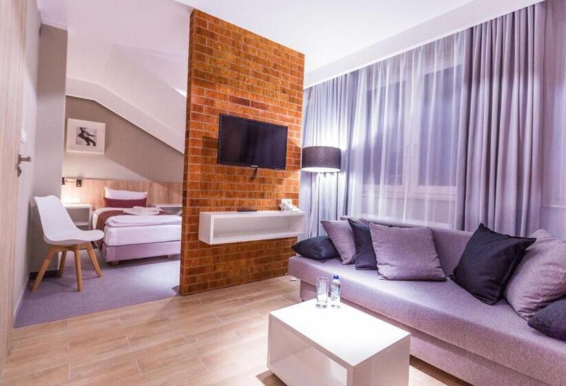 סטודיו דלוקס, Falcon