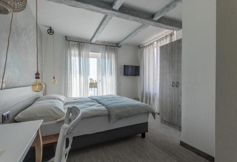 Номер Стандарт Вид на Озеро, Seven Boutique