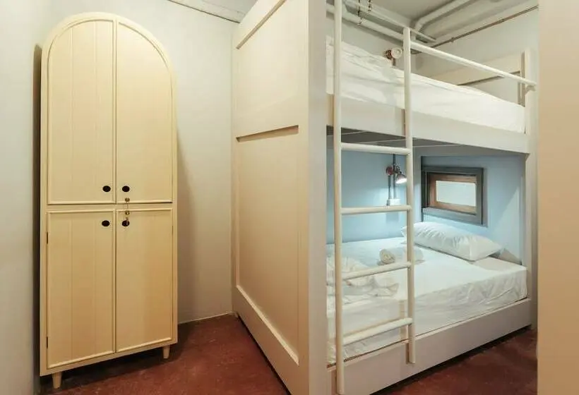 تختخواب در اتاق مشترک, A Local Something Hostel