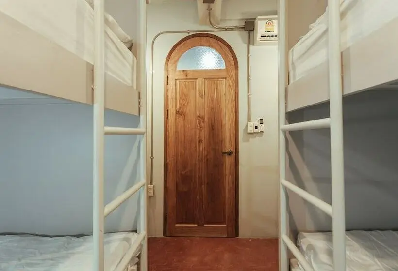 تختخواب در اتاق مشترک, A Local Something Hostel
