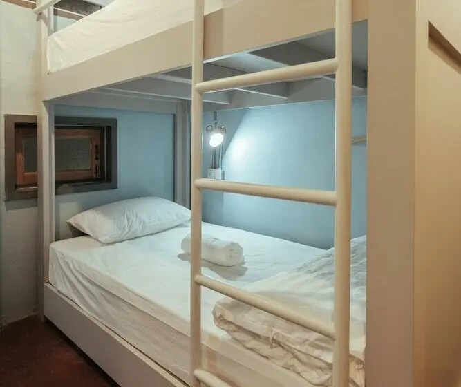 تختخواب در اتاق مشترک, A Local Something Hostel