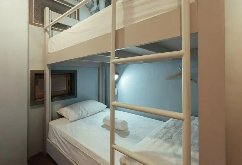 تختخواب در اتاق مشترک, A Local Something Hostel