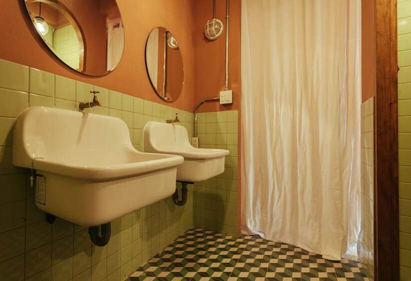 공동 객실, A Local Something Hostel