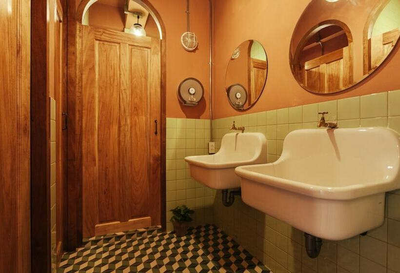 공동 객실, A Local Something Hostel