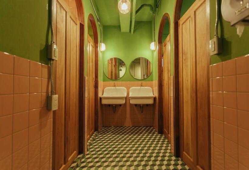 공동 객실, A Local Something Hostel