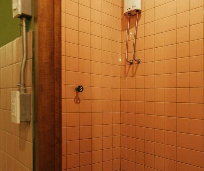 공동 객실, A Local Something Hostel