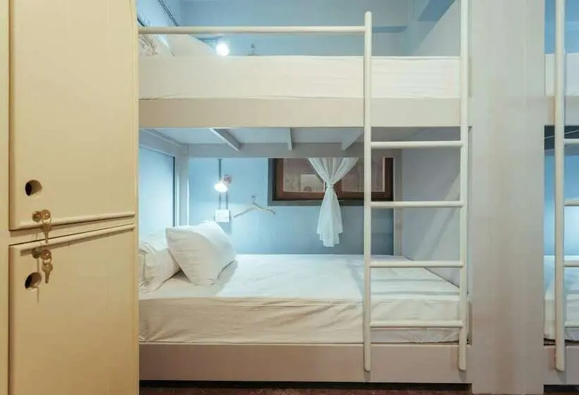تختخواب در اتاق مشترک, A Local Something Hostel