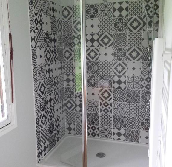 디럭스 룸, 13 Bees