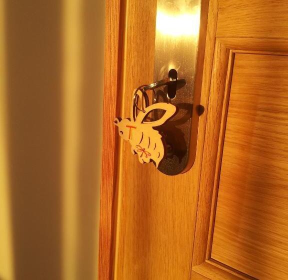 디럭스 룸, 13 Bees