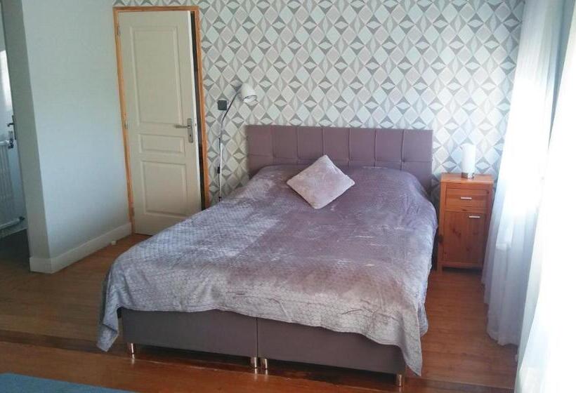 디럭스 룸, 13 Bees