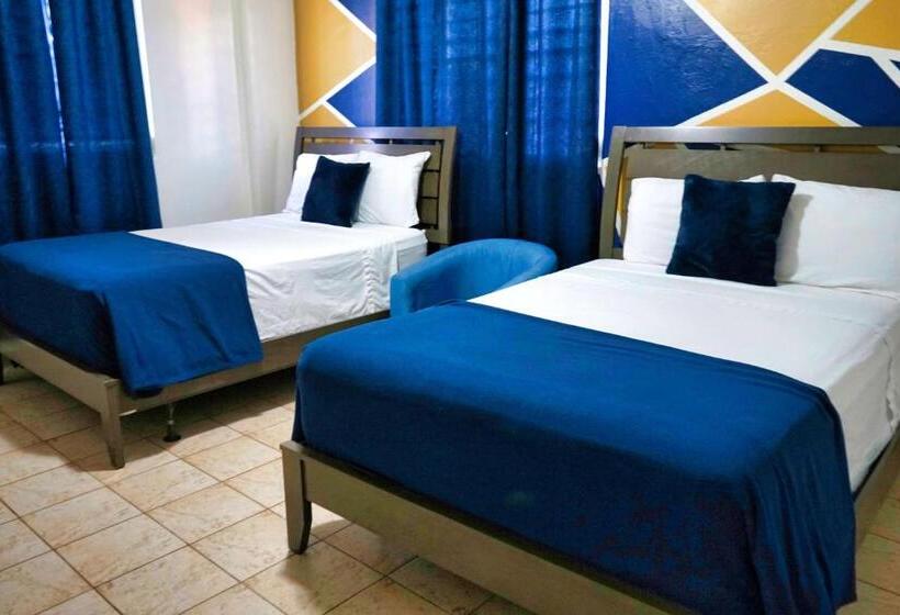 اتاق استاندارد چهارنفره با بالکن, West Coast Inn S