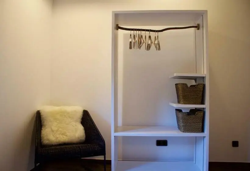 Habitación Estándar, Eigón