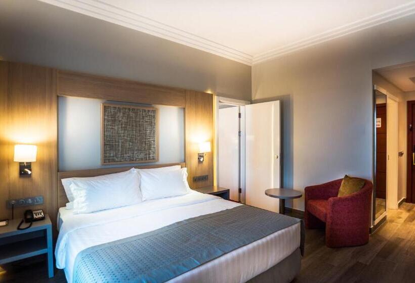 سوییت جونیور, Golden Tulip Le Diplomate