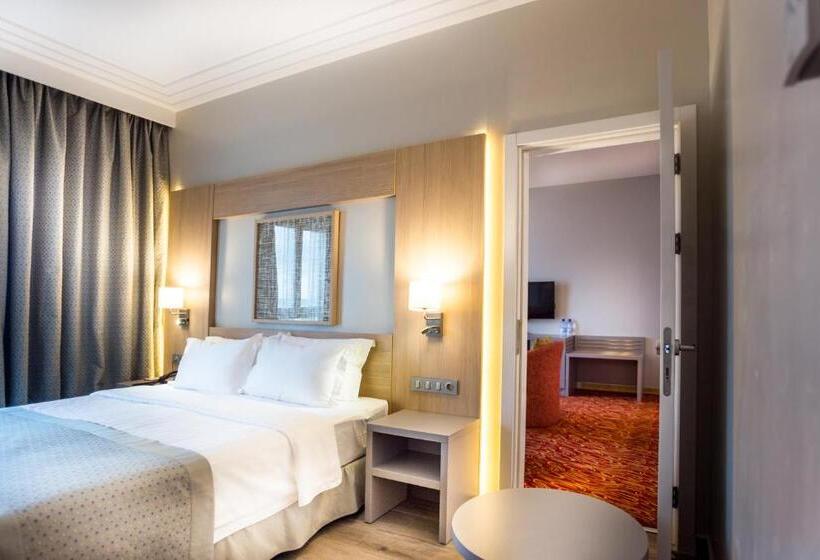 سوییت با چشم‌انداز دریا, Golden Tulip Le Diplomate