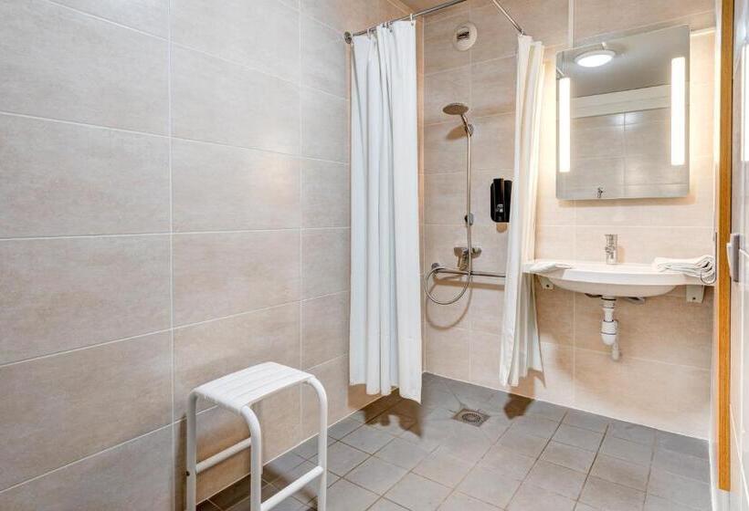 חדר סטנדרט מותאם לאדם עם מוגבלויות, B&b Hotel Louveciennes