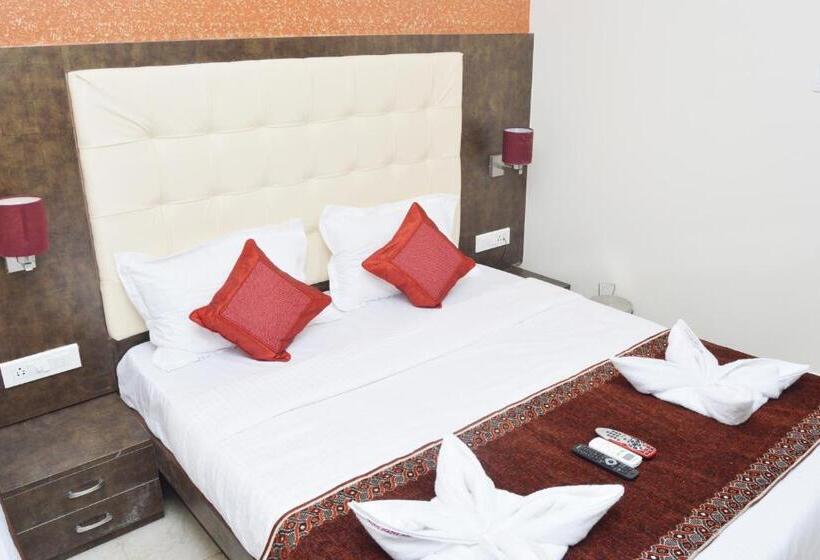 اتاق لوکس سه تخته, A. K. International