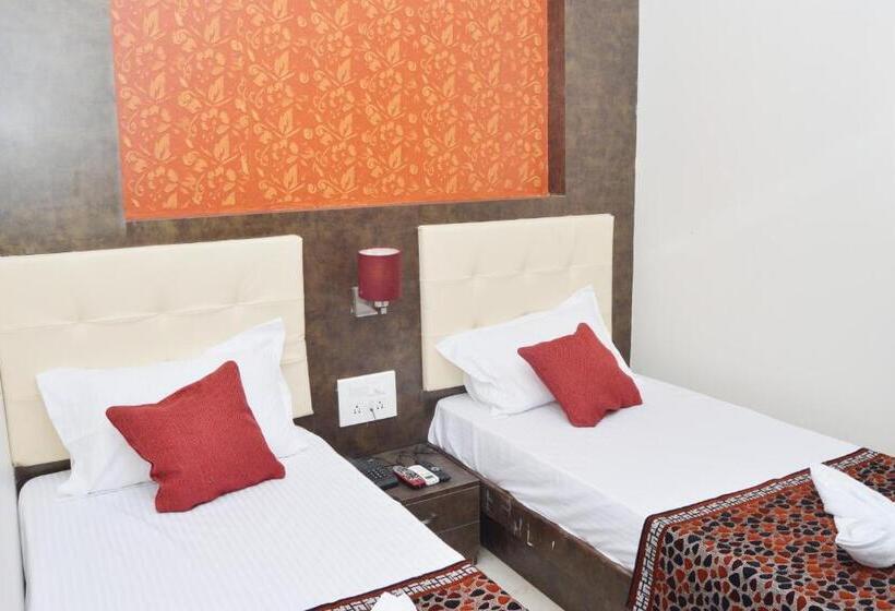 اتاق لوکس سه تخته, A. K. International