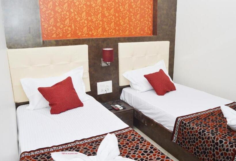 اتاق لوکس سه تخته, A. K. International