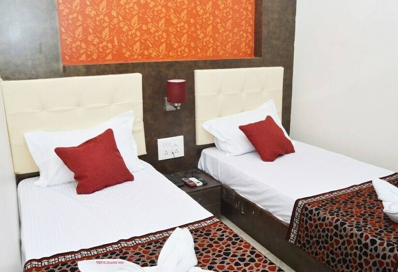 اتاق لوکس سه تخته, A. K. International