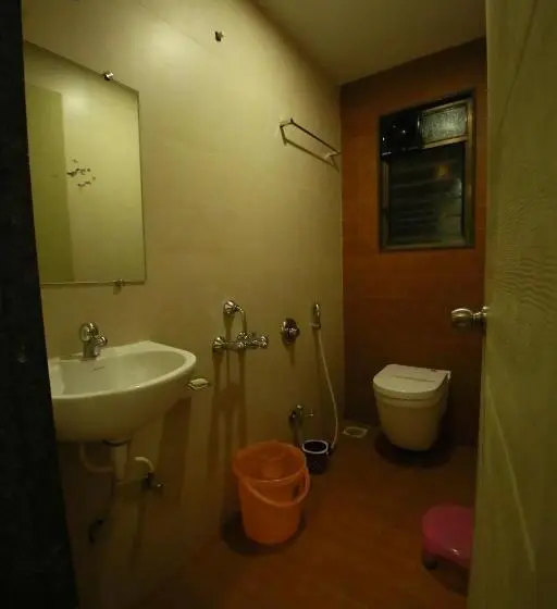 デラックスの４人部屋, Madhuri Executive