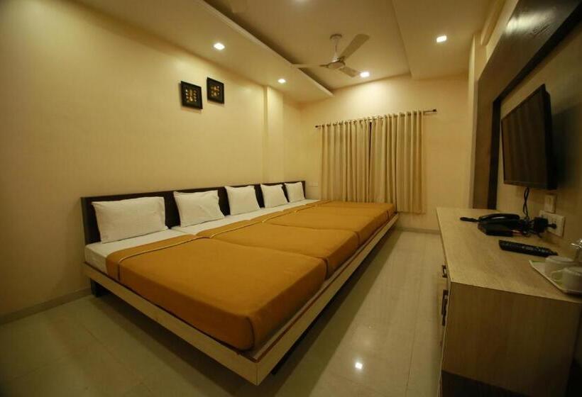 חדר משפחתי, Madhuri Executive