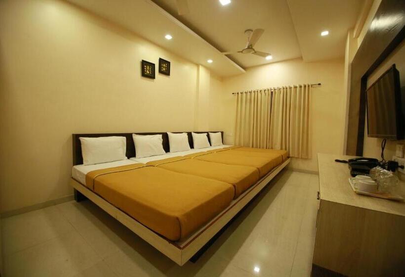 חדר משפחתי, Madhuri Executive