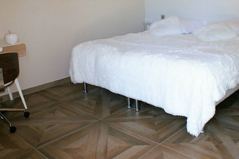 غرفة قياسية, What Else