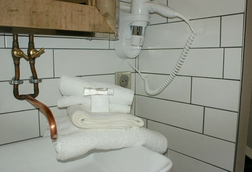 غرفة قياسية, What Else