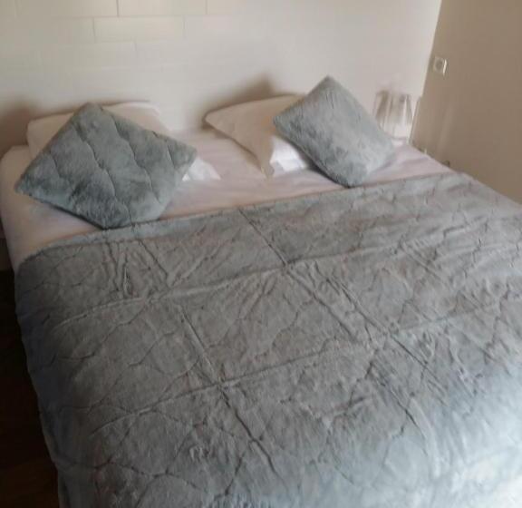 غرفة قياسية, What Else