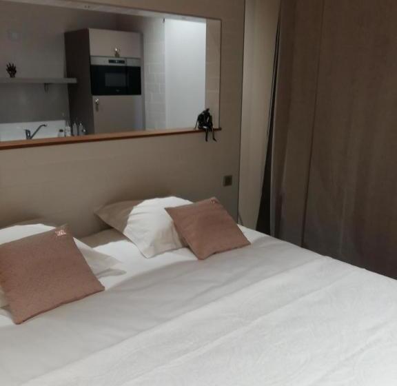 غرفة قياسية رباعية, What Else