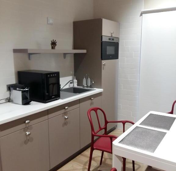 غرفة قياسية رباعية, What Else