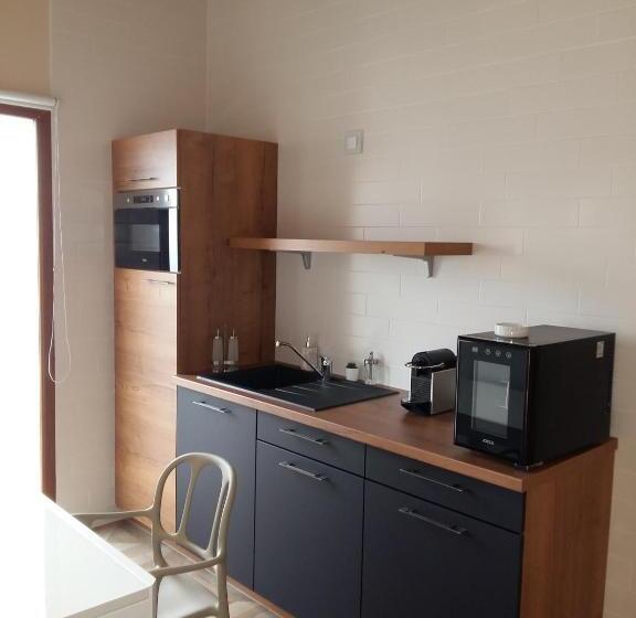 غرفة قياسية رباعية, What Else