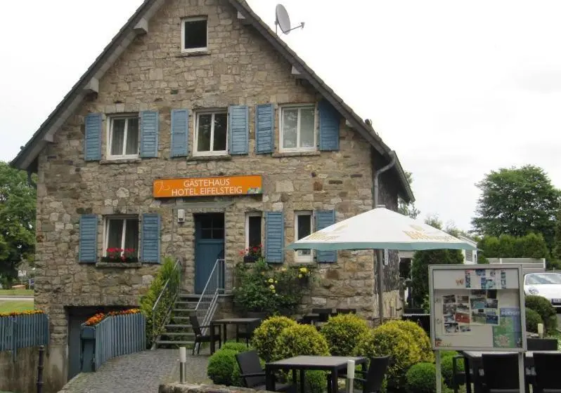 スタンダードトリプルルーム, Eifelsteig