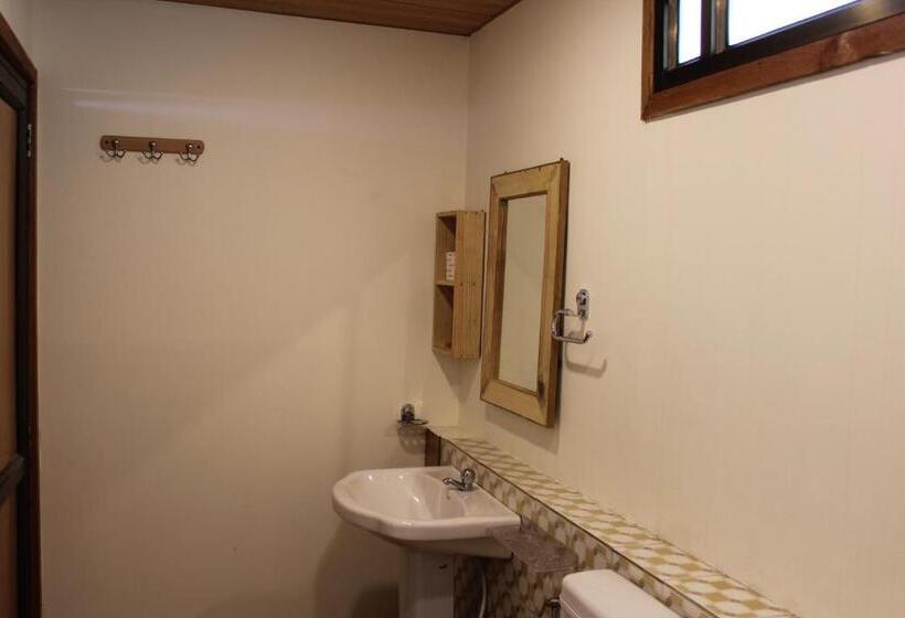 エコノミールーム, Jharipani Castle