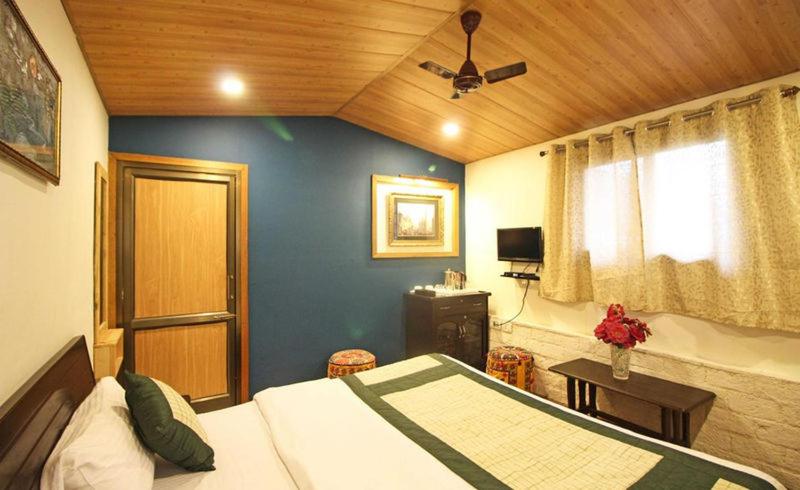 エコノミールーム, Jharipani Castle