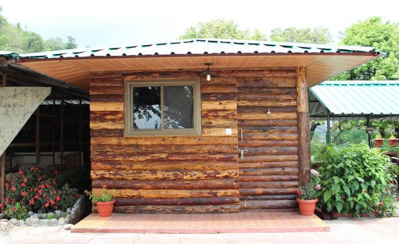 エコノミールーム, Jharipani Castle