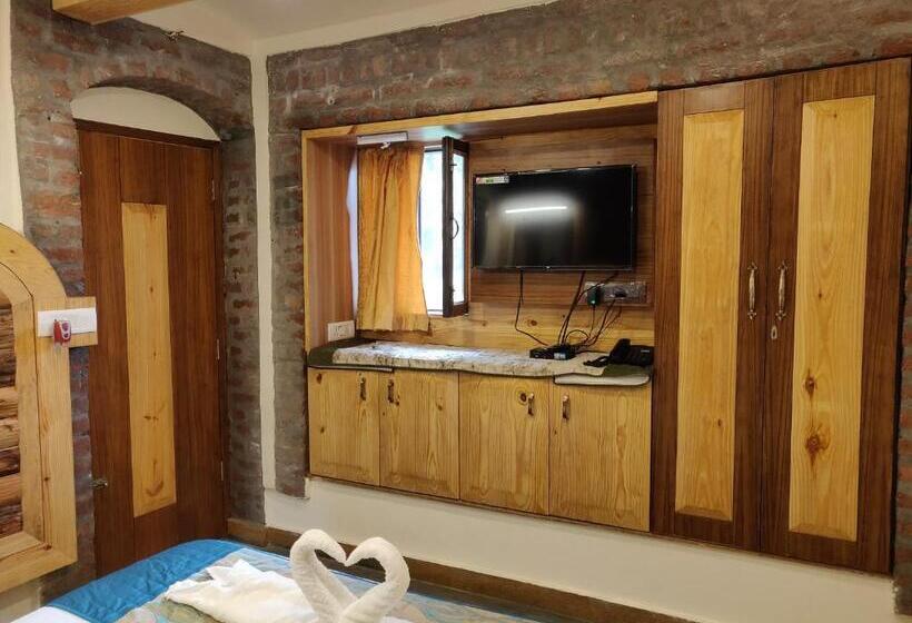 ベーシックルーム, Jharipani Castle