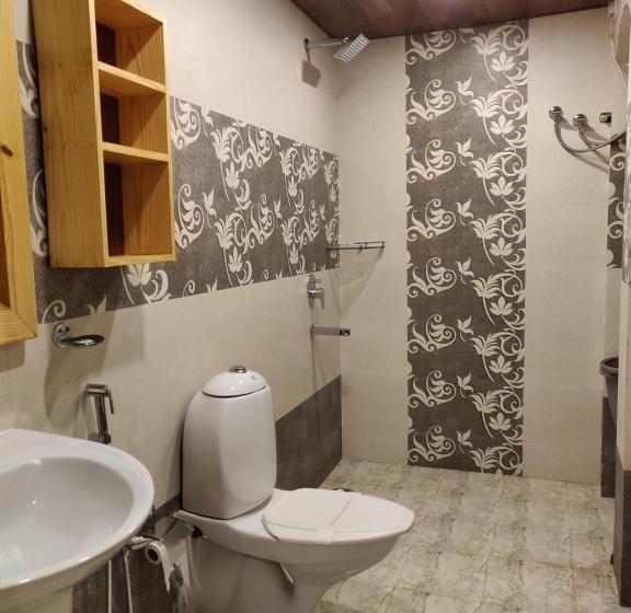 ベーシックルーム, Jharipani Castle