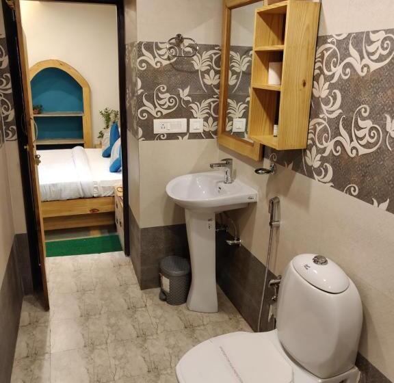 ベーシックルーム, Jharipani Castle