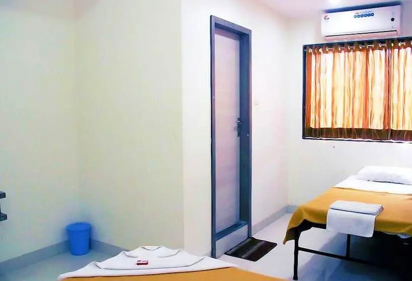 اتاق ساده سه‌ نفره, Kalpadeep Inn
