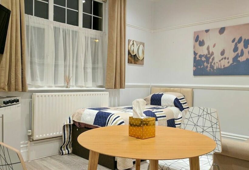 Студия Стандарт, Glendevon House