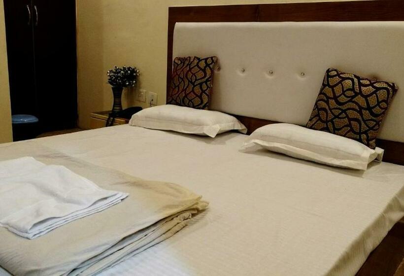 اتاق اکونومی, Rattans Regency